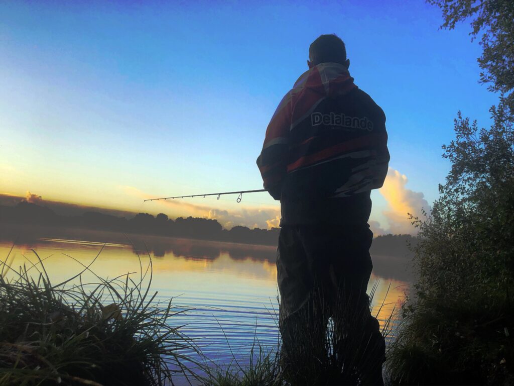 Pêche en étang au leurre souple en milieu encombré