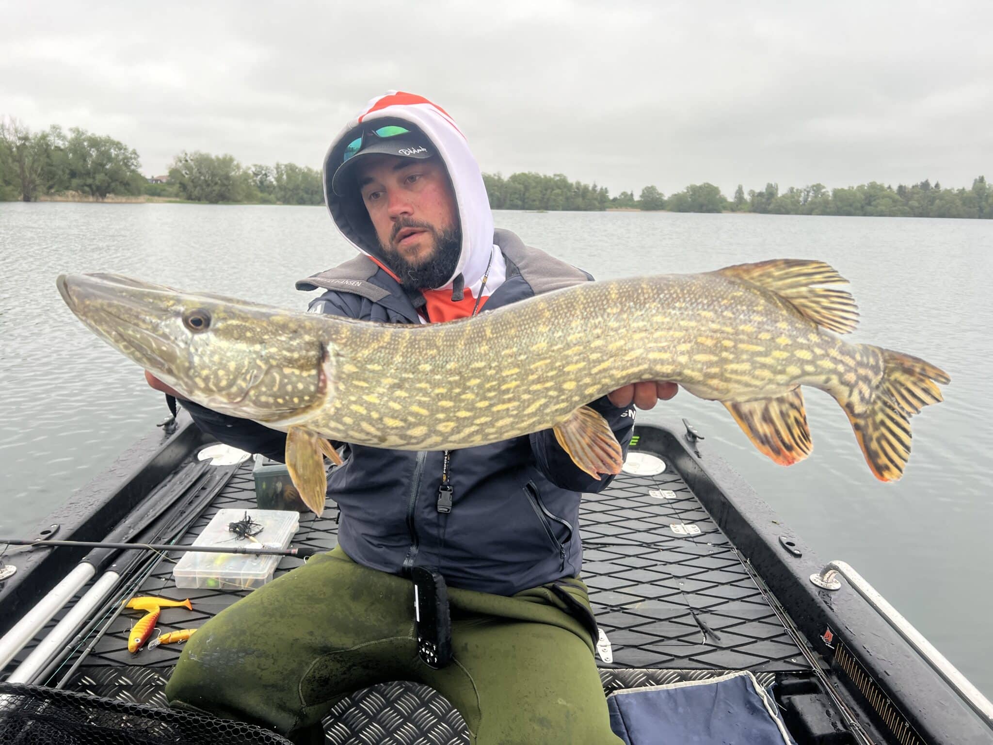 Benjamin qui tient un brochet métré dans les mains qui a été pris avec le Shad Gt